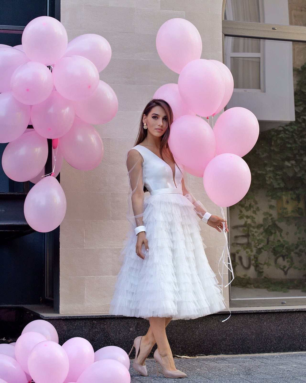 Robe de mariée civile avec décolleté, manches et volants