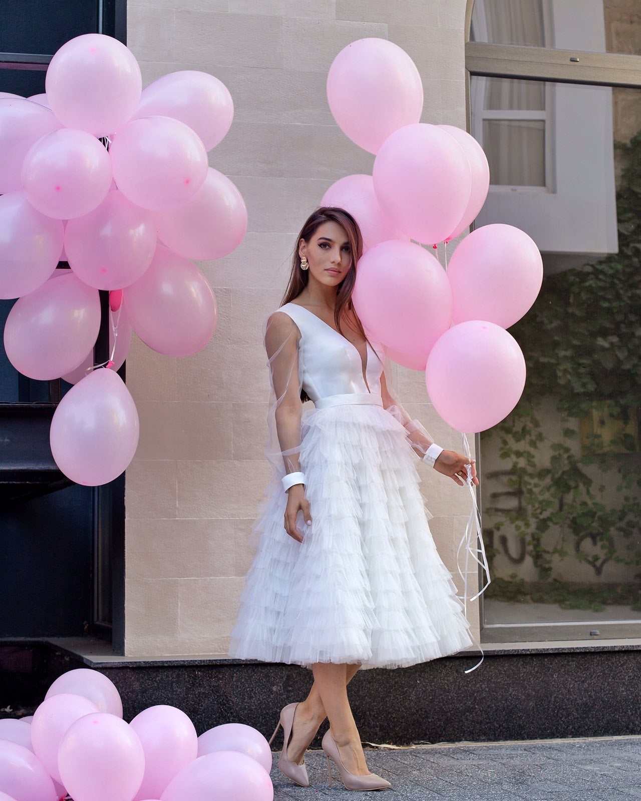 Robe de mariée civile avec décolleté, manches et volants