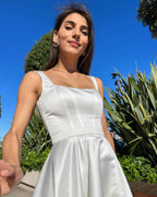 Rochie cununie civila albă midi cu decolteu și șliț, croială A-line din satin regal, fără mâneci.