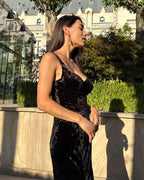 Rochie catifea neagră elegantă din catifea cu slit și decolteu