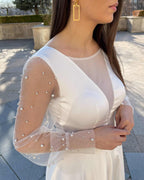 Rochie de mireasa lungă cu mâneci din tulle și perle.