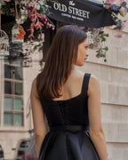 Rochie de ocazie neagră midi elegantă, fără mâneci, cu corset și șliț, satin regal.