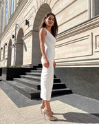 Rochie cocktail albă elegantă fără mâneci cu slit pe picior, croială ajustată.