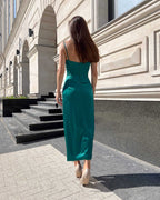 Rochie eleganta din satin cu bretele și slit, spate cu fermoar.