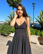Rochie neagra elegantă scurtă cu bretele, fustă evazată, decolteu adânc, fermoar la spate, lungime 90 cm.