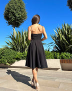 Rochie neagra elegantă scurtă cu bretele și fustă evazată, perfectă pentru un look sexy și memorabil.