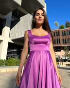 Rochie scurta mov evazată din satin, cu decolteu ascuțit și fără mâneci.