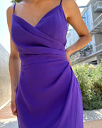 Rochie mov elegantă cu bretele ajustabile și fermoar.