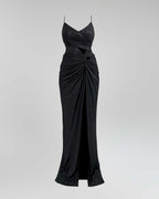 Rochie neagră elegantă cu șliț și decolteu, lungime 150 cm.