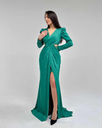 Rochie verde lungă de ocazie cu mâneci și șliț seducător, decolteu rafinat.