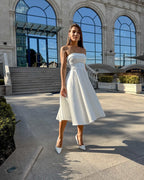 Rochie eleganta cu corset, design sofisticat, fenta discretă, închidere cu fermoar și șnur.