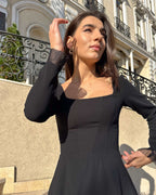 Rochie scurta neagră scurtă cu mâneci lungi ajustabile, ideală pentru ocazii speciale.