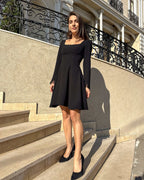 Rochie scurta neagră scurtă cu mâneci lungi, modernă și sofisticată, ideală pentru evenimente speciale.