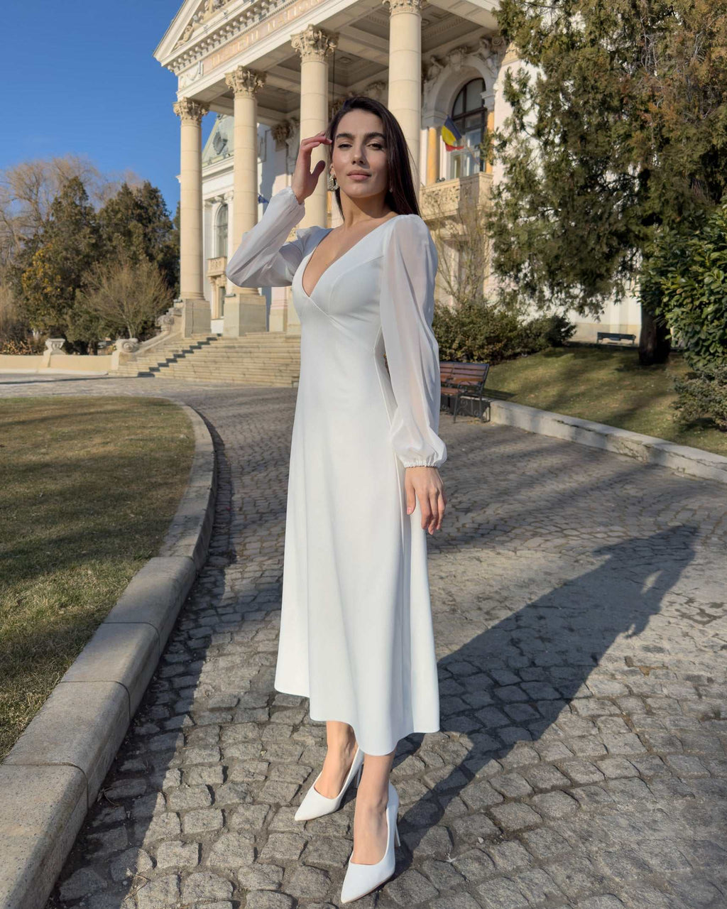 Robe midi blanche à manches longues et col en V