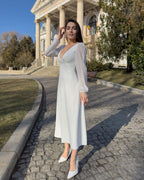 Robe midi blanche à manches longues et col en V