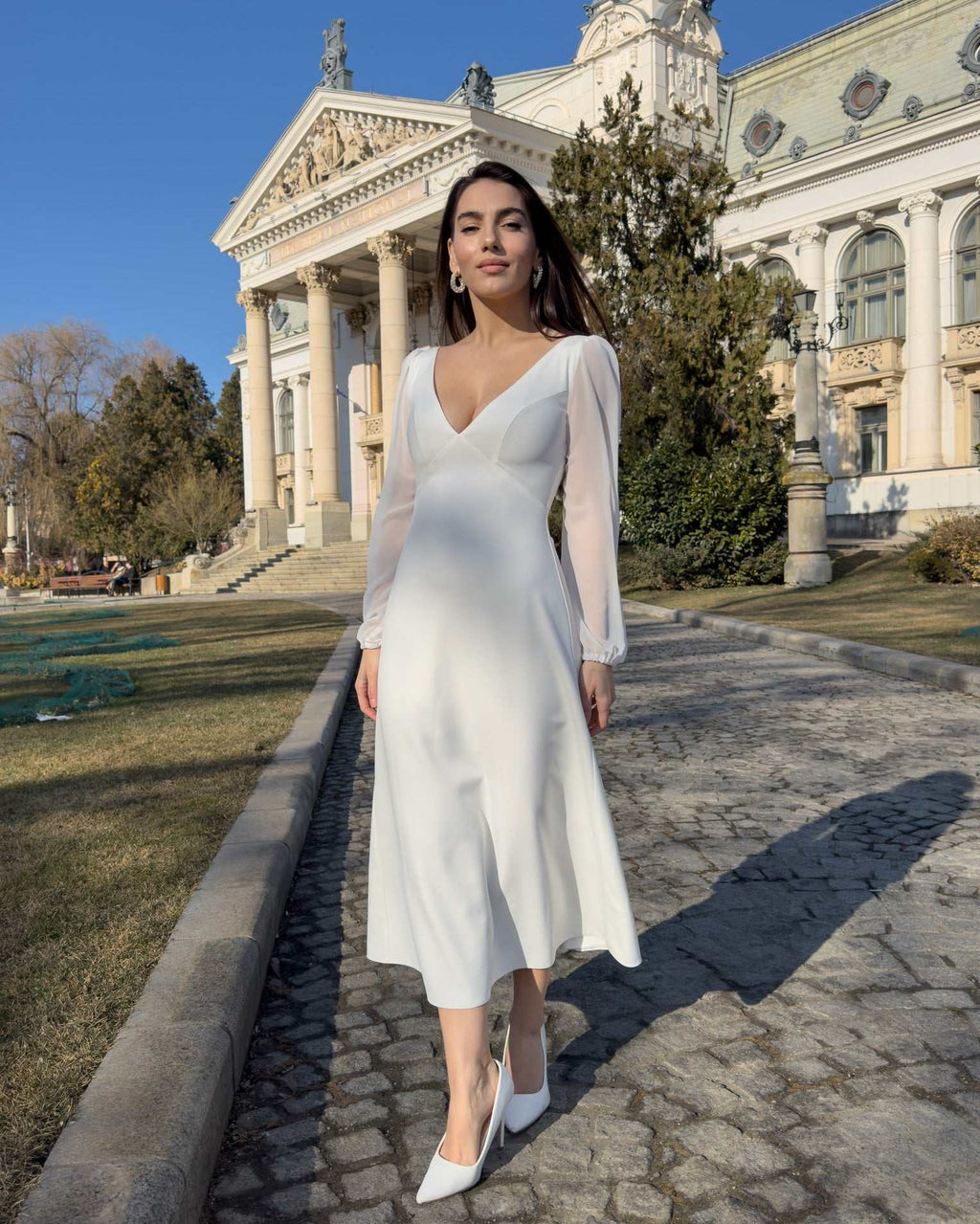 Robe midi blanche à manches longues et col en V