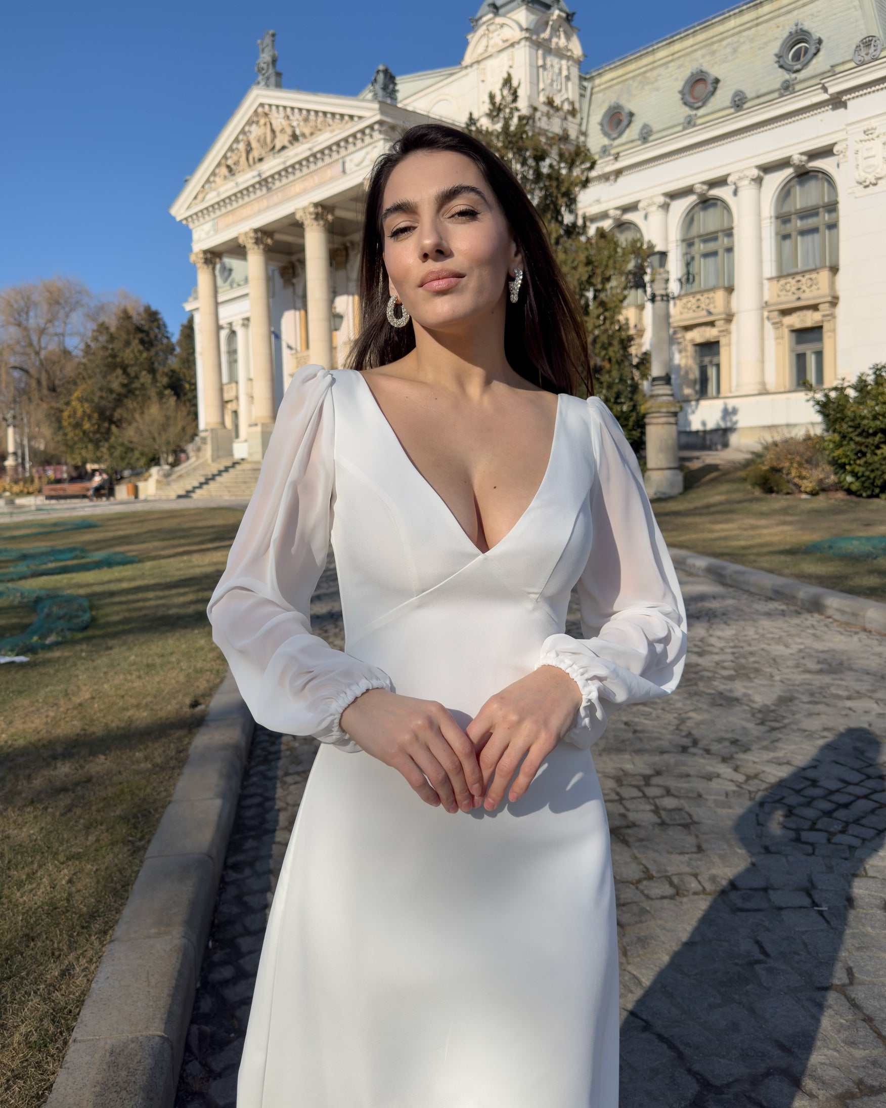 Robe midi blanche à manches longues et col en V