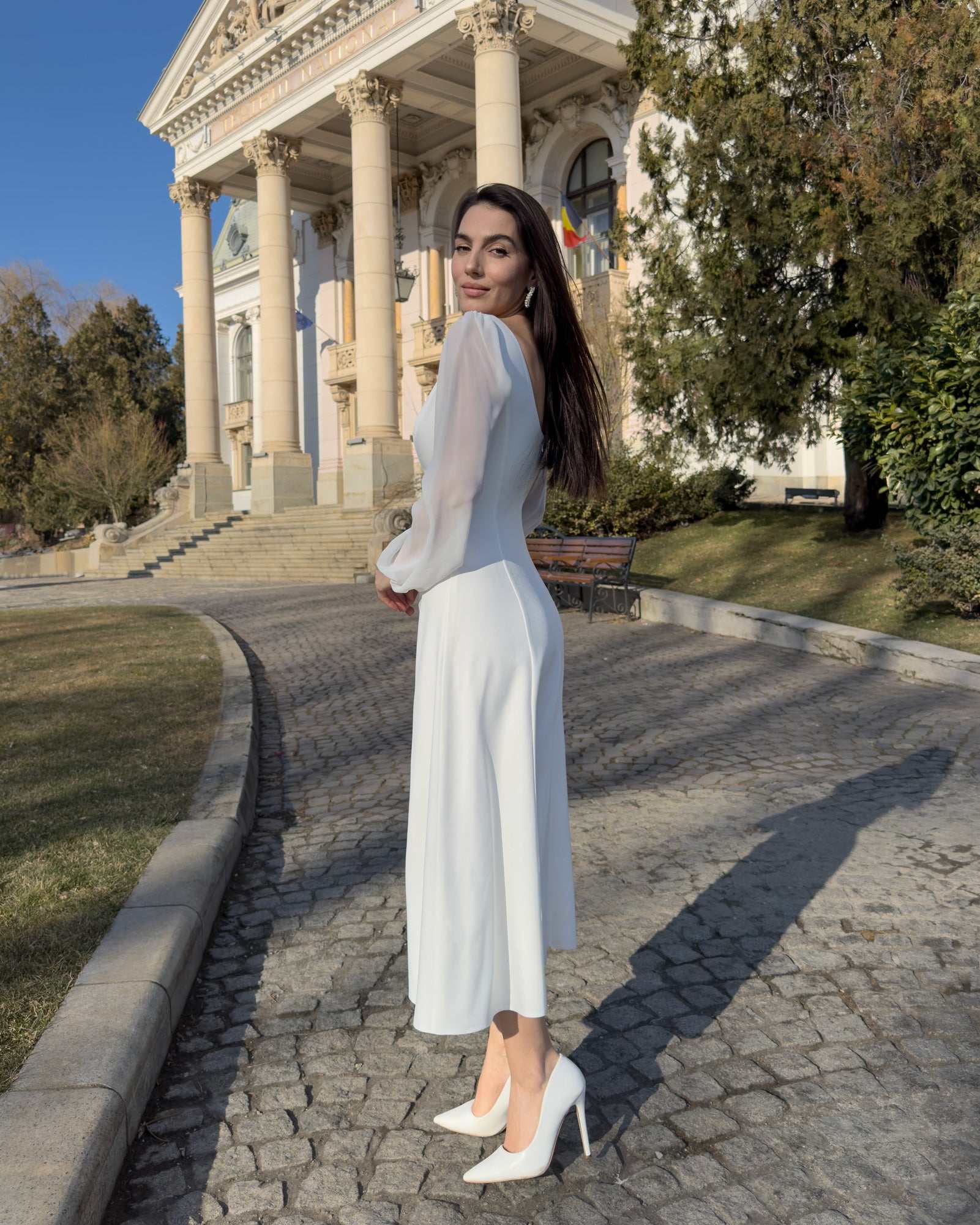 Robe midi blanche à manches longues et col en V