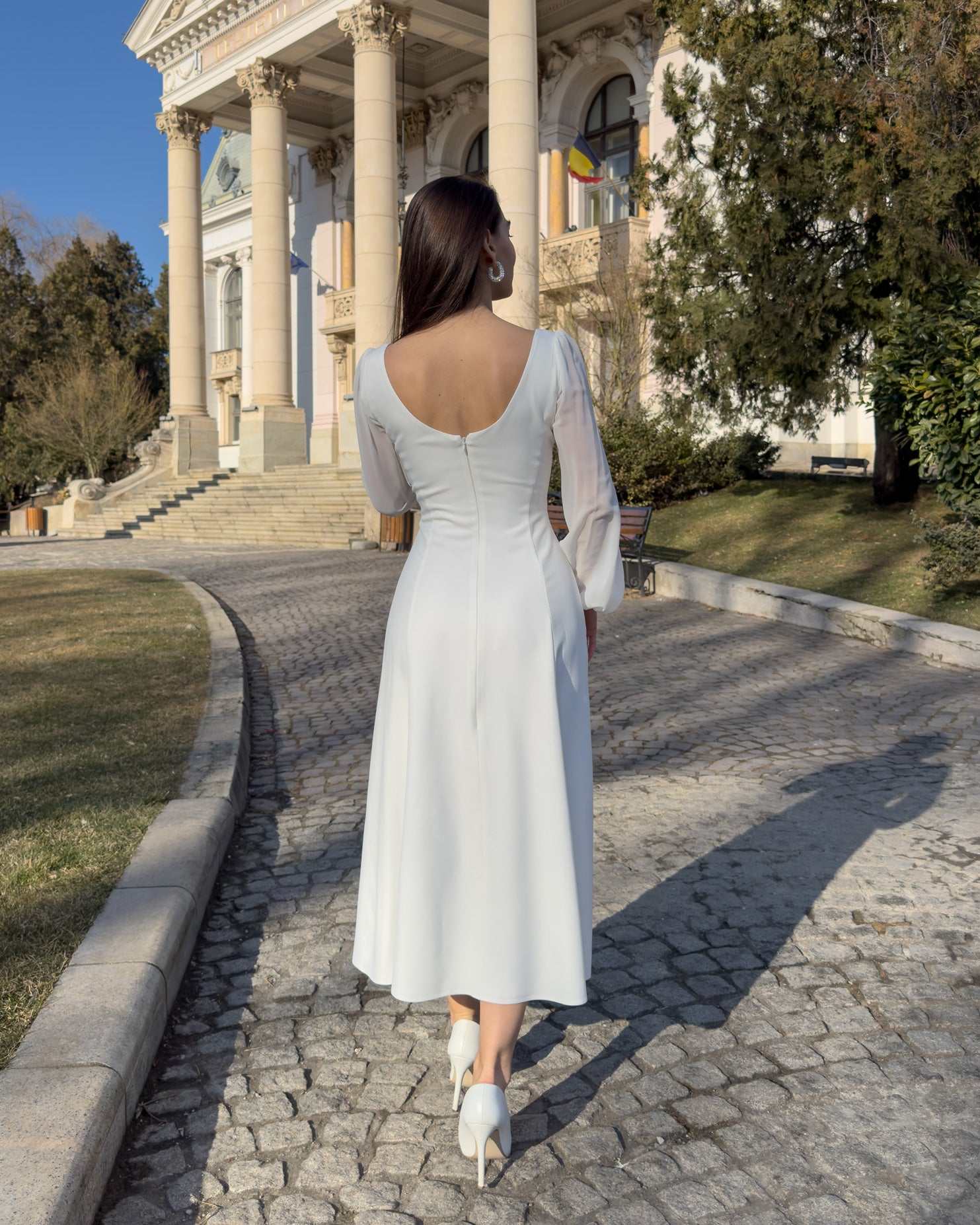 Robe midi blanche à manches longues et col en V