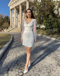 Robe blanche courte en taffetas élastique, avec un décolleté en V
