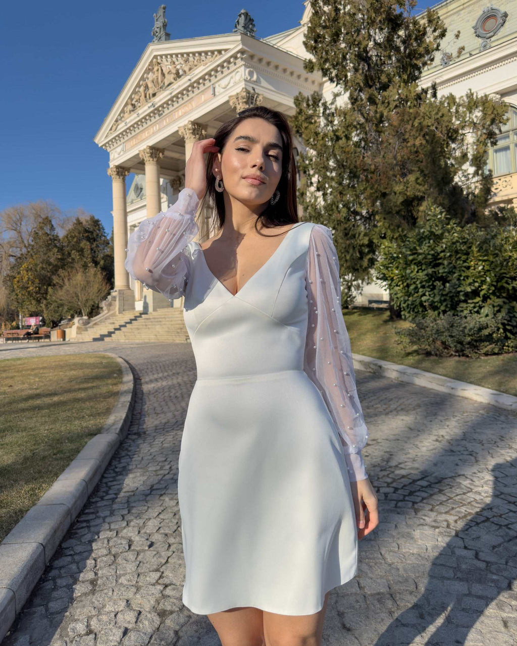 Robe blanche courte en taffetas élastique, avec un décolleté en V