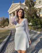 Robe blanche courte en taffetas élastique, avec un décolleté en V