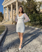 Robe blanche courte en taffetas élastique, avec un décolleté en V