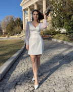 Robe blanche courte en taffetas élastique, avec un décolleté en V