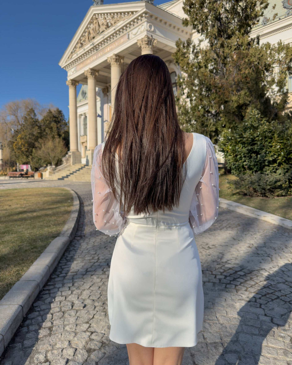 Robe blanche courte en taffetas élastique, avec un décolleté en V