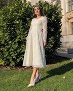 Robe de mariée civile blanche mi-longue avec manches en dentelle