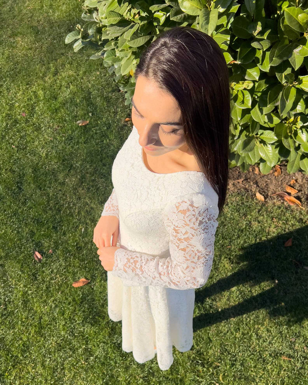 Robe de mariée civile blanche mi-longue avec manches en dentelle