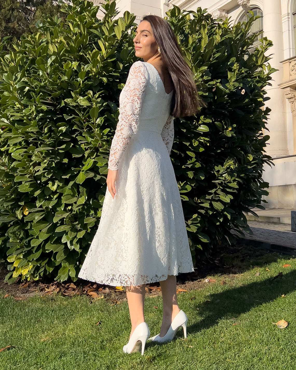 Robe de mariée civile blanche mi-longue avec manches en dentelle