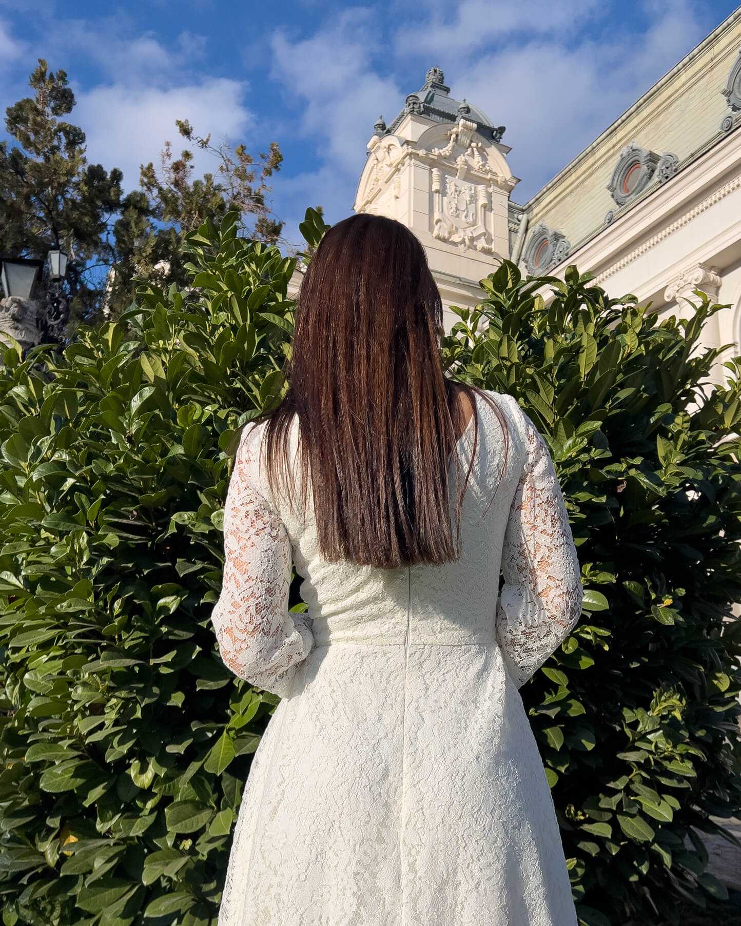 Robe de mariée civile blanche mi-longue avec manches en dentelle
