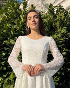 Robe de mariée civile blanche mi-longue avec manches en dentelle