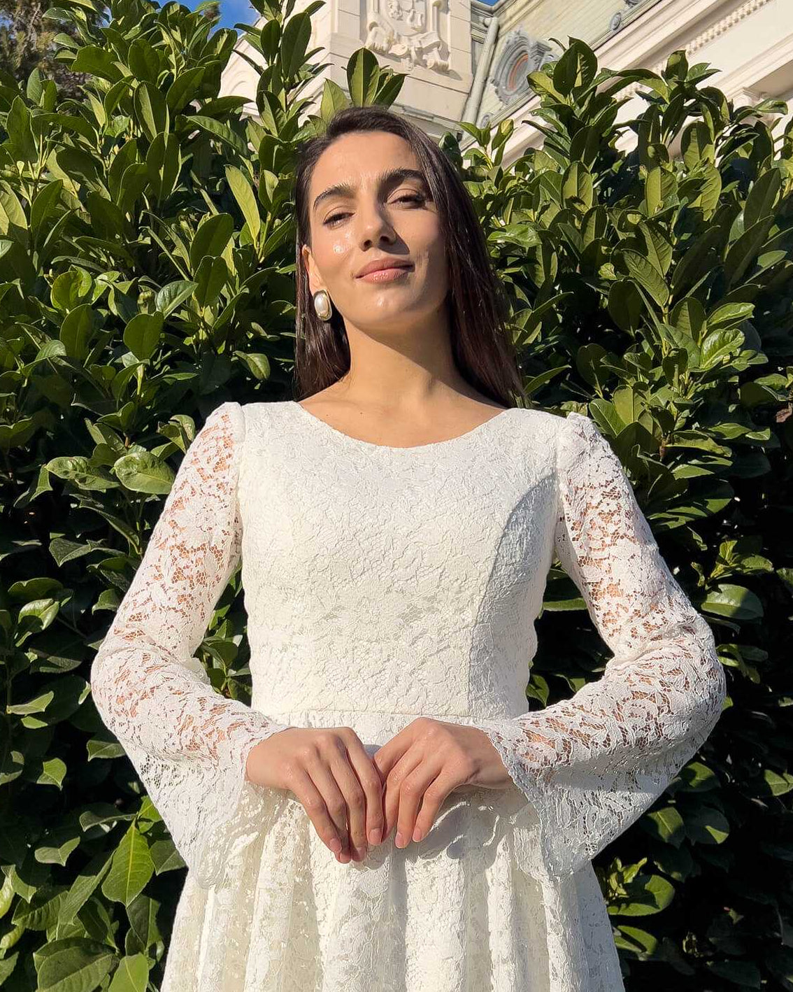 Robe de mariée civile blanche mi-longue avec manches en dentelle
