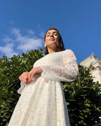 Robe de mariée civile blanche mi-longue avec manches en dentelle