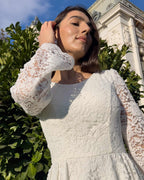 Robe de mariée civile blanche mi-longue avec manches en dentelle