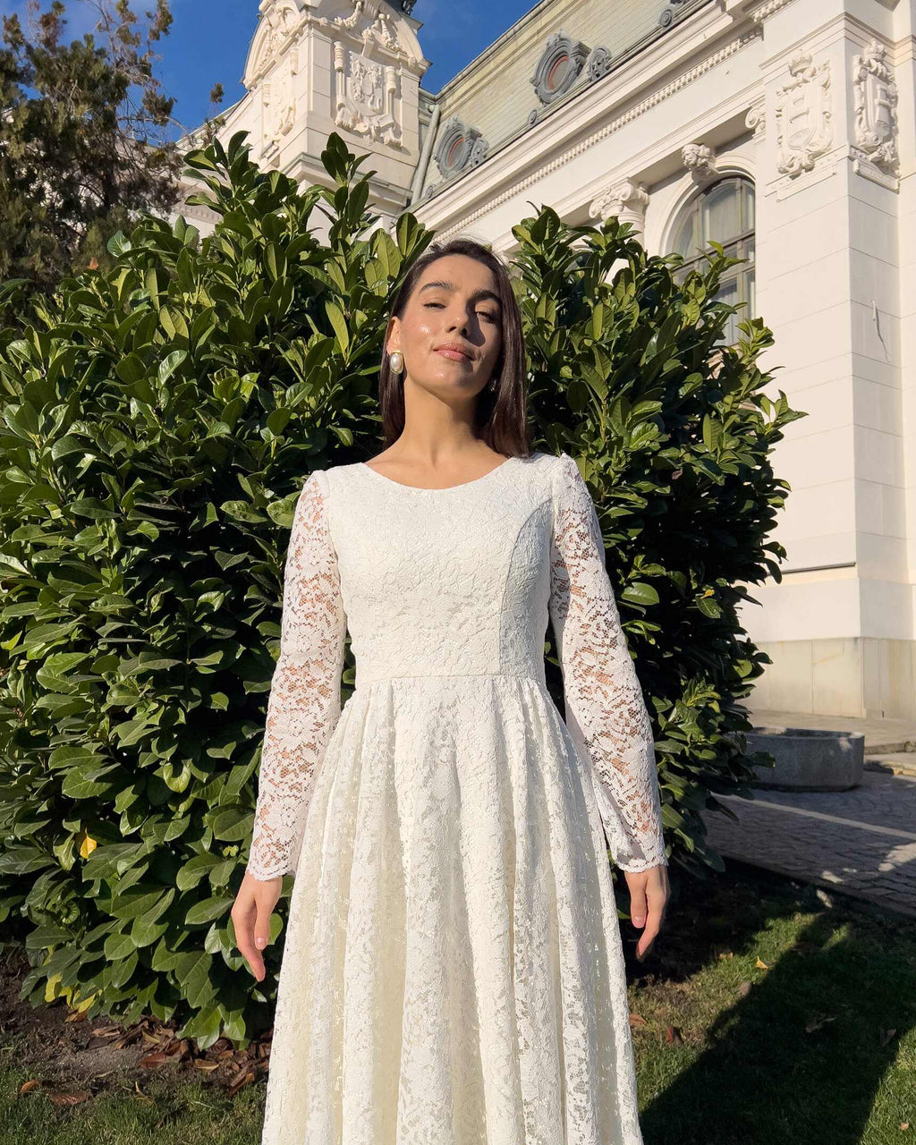 Robe de mariée civile blanche mi-longue avec manches en dentelle