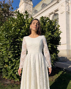 Robe de mariée civile blanche mi-longue avec manches en dentelle