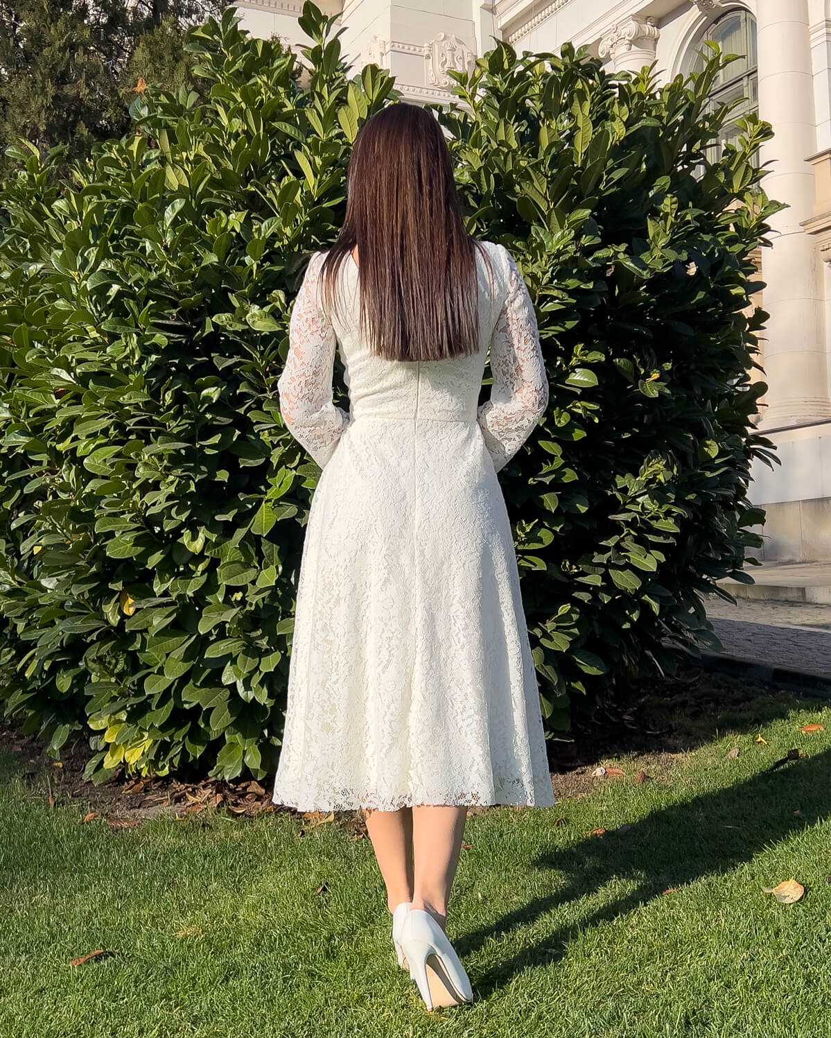 Robe de mariée civile blanche mi-longue avec manches en dentelle