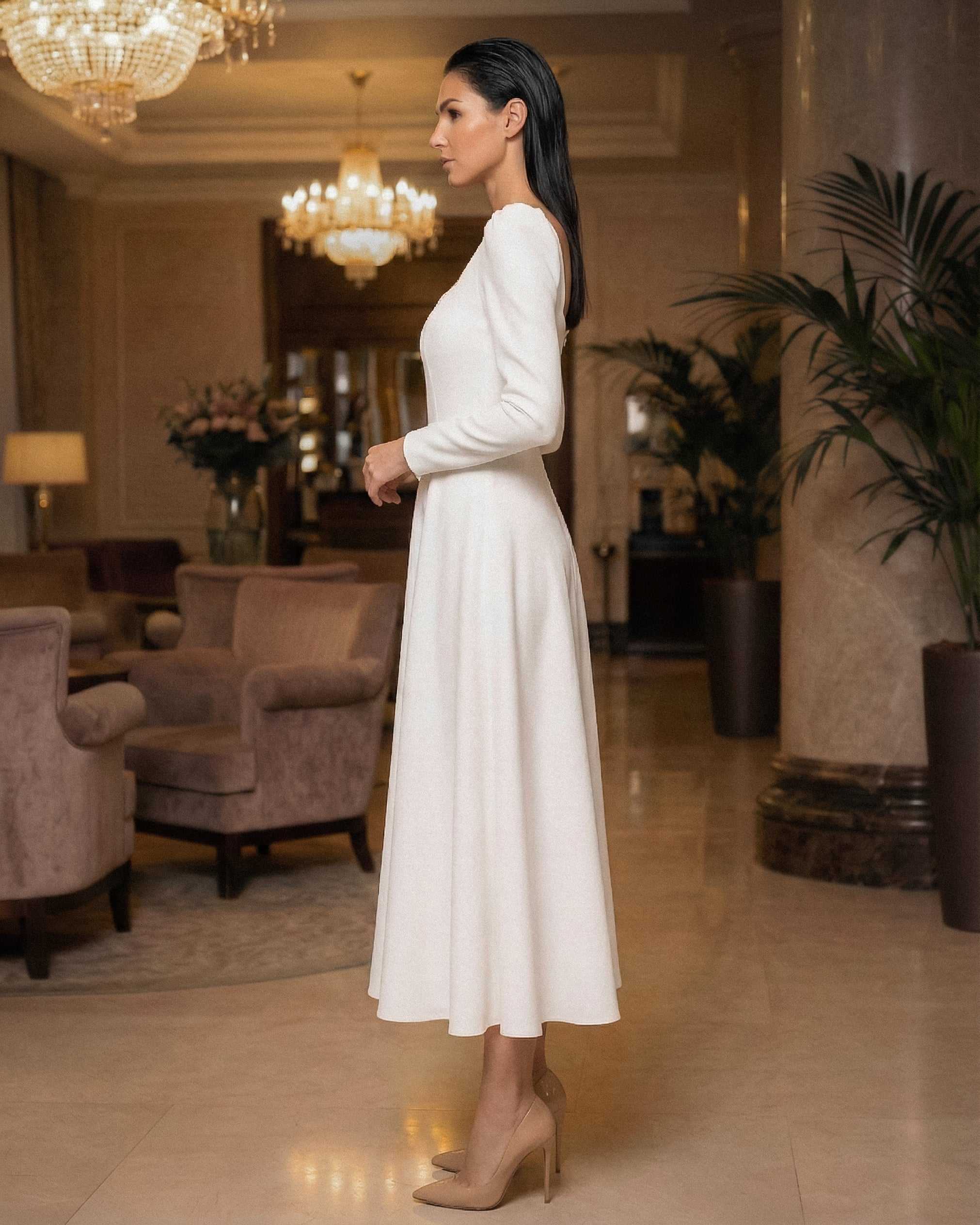 Robe midi blanche à manches longues en crêpe pour les mariages civils et religieux.