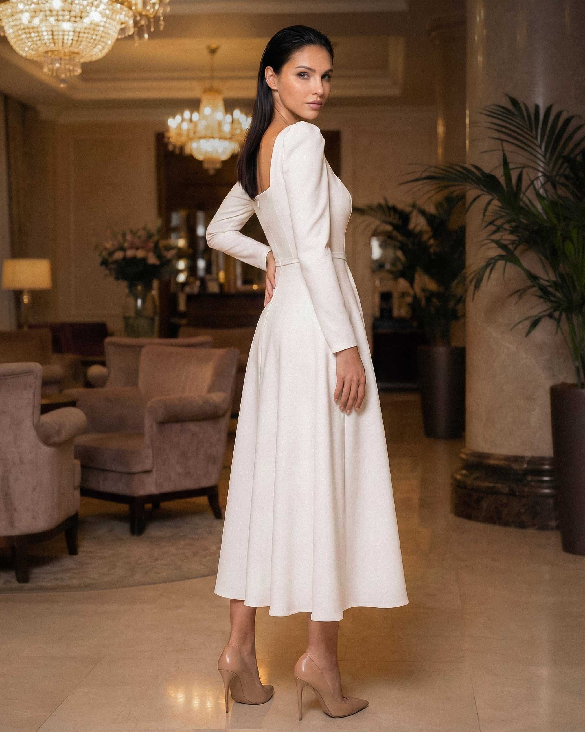 Robe midi blanche à manches longues en crêpe pour les mariages civils et religieux.