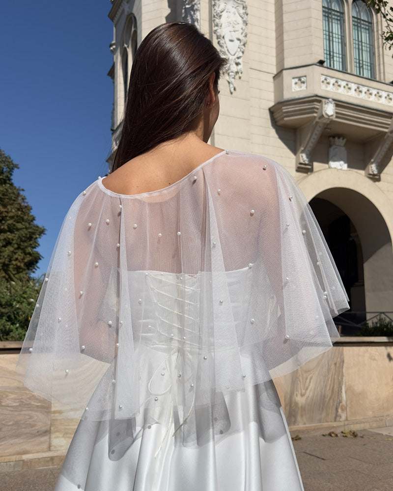 Boléro/cape en tulle avec perles – une couverture délicate pour les robes de mariée