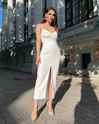 Rochie alba elegantă cu slit și bretele, design sofisticat, potrivită pentru evenimente speciale.