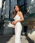 Rochie alba elegantă cu bretele și slit, perfectă pentru evenimente speciale.