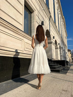 Rochie cununie civila albă elegantă midi cu decolteu și cordon detașabil.