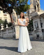 Rochie cununie cu slit și corset reglabil din dantelă fină.