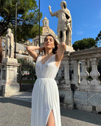 Rochie cununie albă lungă cu slit și corset, detalii dantelă fină, elegantă și sofisticată.