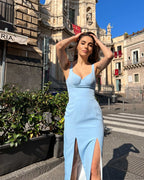 Rochie eleganta albastra cu decolteu, cupe integrate și slit dublu, pentru evenimente speciale.