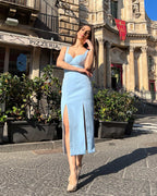 Rochie eleganta albastra cu decolteu și slit dublu, perfectă pentru evenimente speciale.